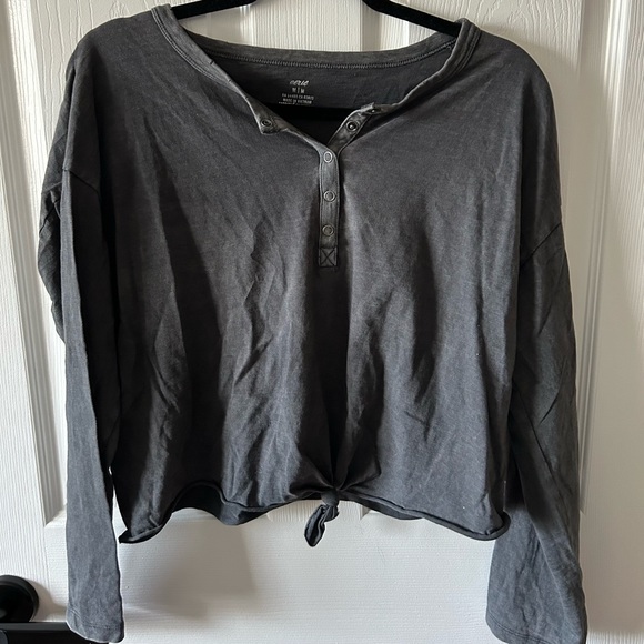 womens long sleeve aerie shirt in a medium in black/charcoal gray. - Picture 2 of 4